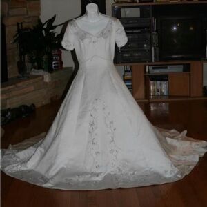Very pretty silver tone wedding dress X-Large
